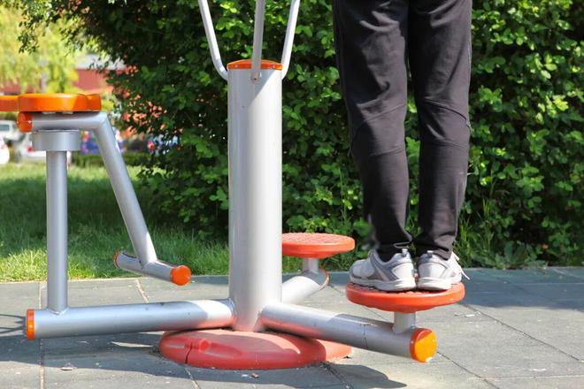 不用非得去健身房!楼下的健身器材也是真宝藏(图3) 不用非得去健身房!楼下的健身器材也是真宝藏(图3)