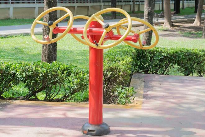 不用非得去健身房!楼下的健身器材也是真宝藏(图2) 不用非得去健身房!楼下的健身器材也是真宝藏(图2)