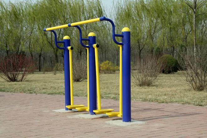 不用非得去健身房!楼下的健身器材也是真宝藏(图1) 不用非得去健身房!楼下的健身器材也是真宝藏(图1)