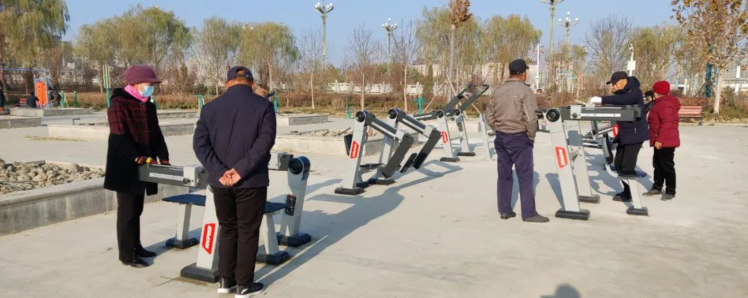 健身器材进公园 群众健身享自由(图2)